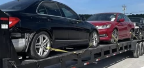 Carros amarrados no trailer durante viagem